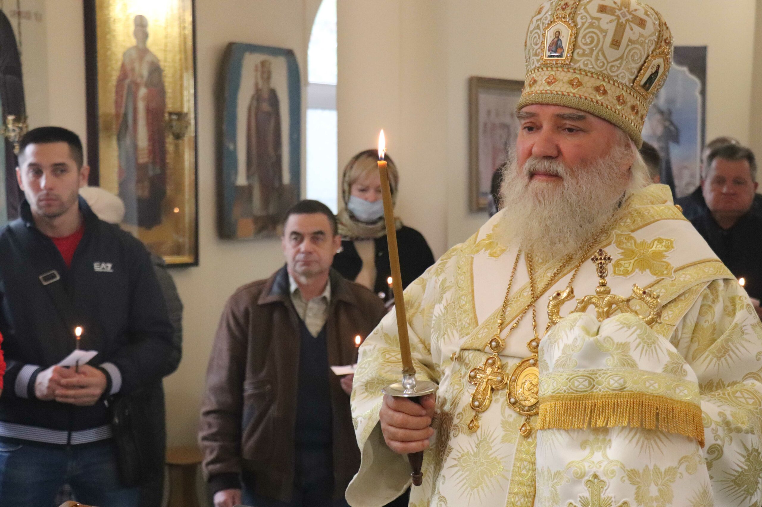 Епископ Алексий Бузулукский. Владыка Бузулукский и Сорочинский Алексий. Протоиерей Алексий Чумерин с. Ходары. Зал для отпевания граждан в Преображенском храме Абакана.