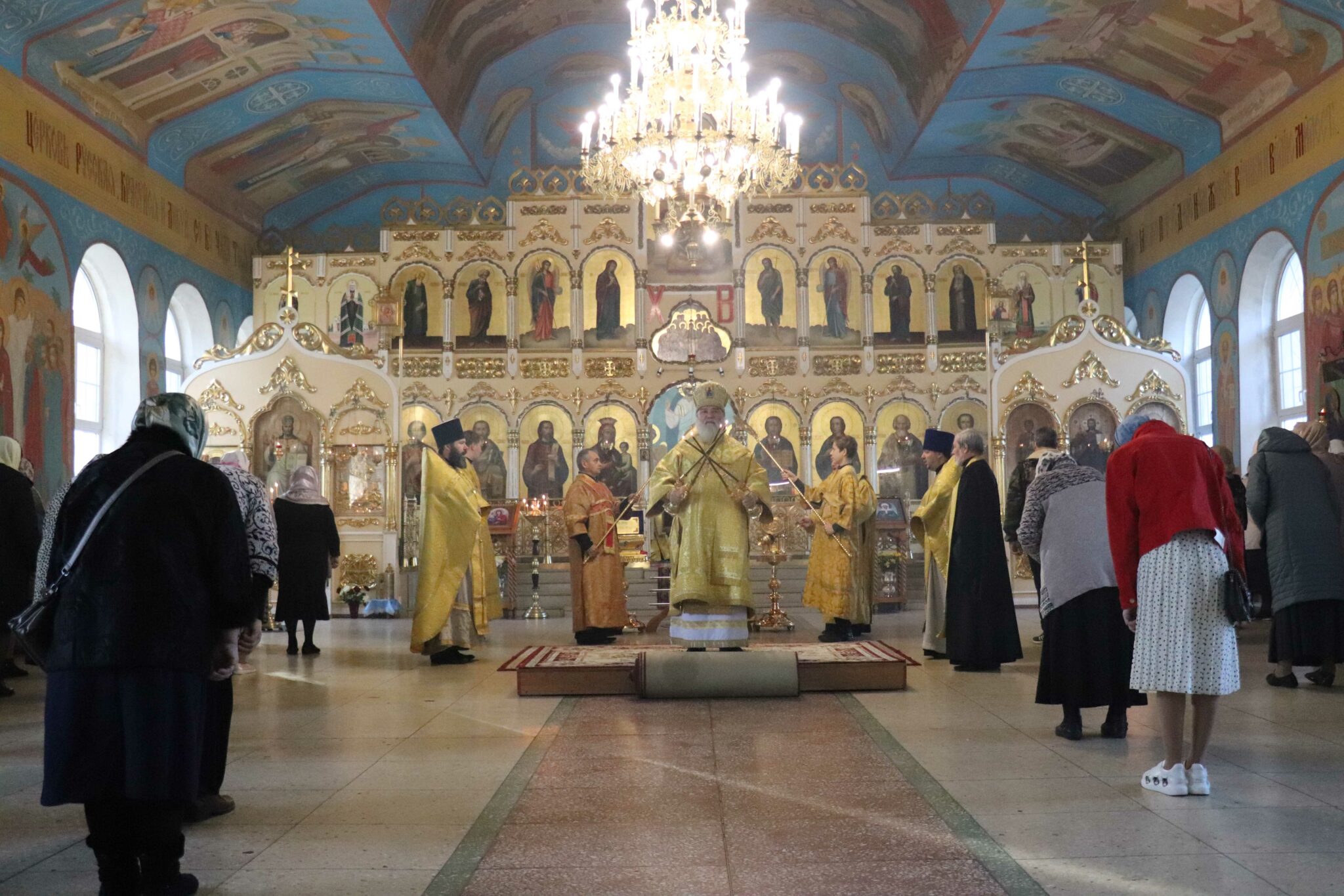 Храм в сокольниках расписание. Богослужение в храме Воскресения в Подгорице. Память обновления храма Воскресения Христова в Иерусалиме. Крестовоздвиженье Христово. Животворящий крест в храме Воскресения Христова в Иерусалиме.