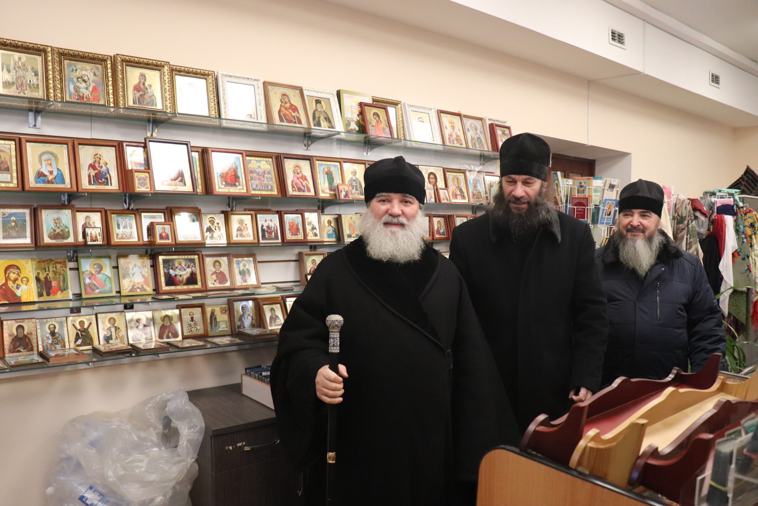 Преосвященнейший Ириней, епископ Орский и Гайский. Епархия Бузулук. Гуманитарный склад Бузулукской епархии. Прп Нектария Печерского в ближних пещерах.