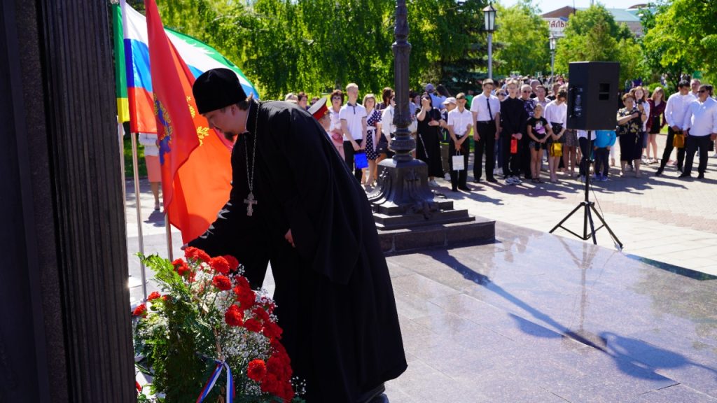 Погода бузулук днем. Возложение цветов к памятнику. Возложение цветов на Поклонной горе 12 июня 2022 года. Концерт на день города Бузулук 2022 года. День города Бузулук 12 июня 2022.