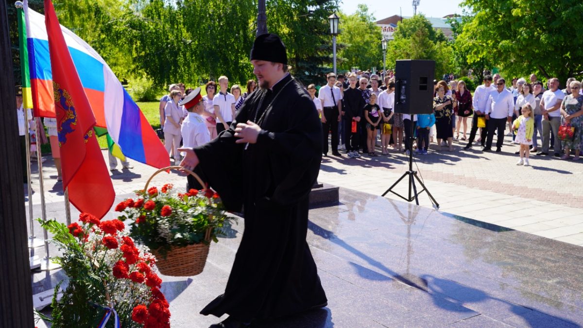 Про бузулук. 12 Июня день города. День России в 2022 году. С днем России и днем города. День независимости России возложение цветов.