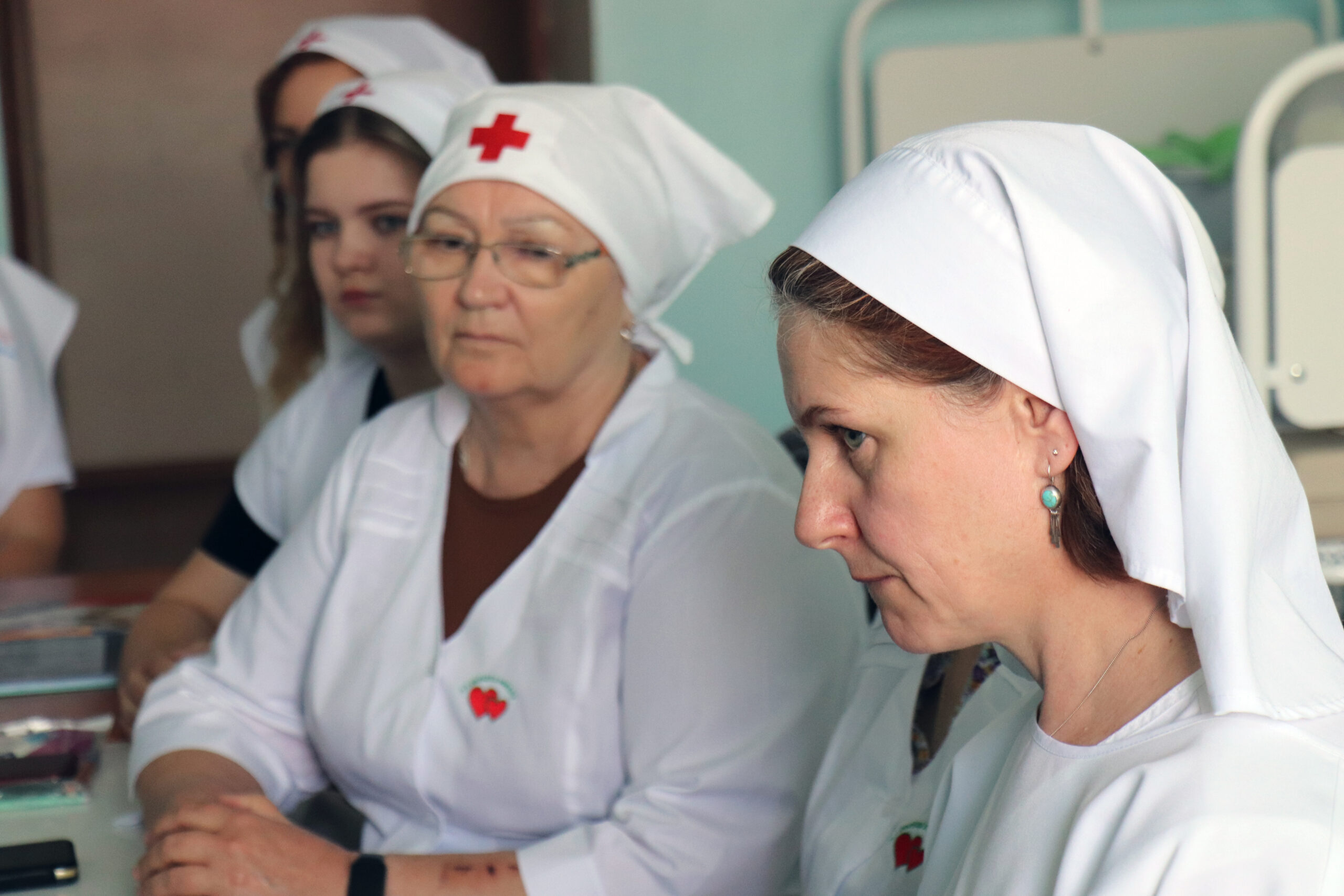 Младшая медсестра обучение. Учеба на медсестру в Германии. Медсестра учится. Младшая медицинская сестра по уходу за больными. Уборка поста медицинской сестры.