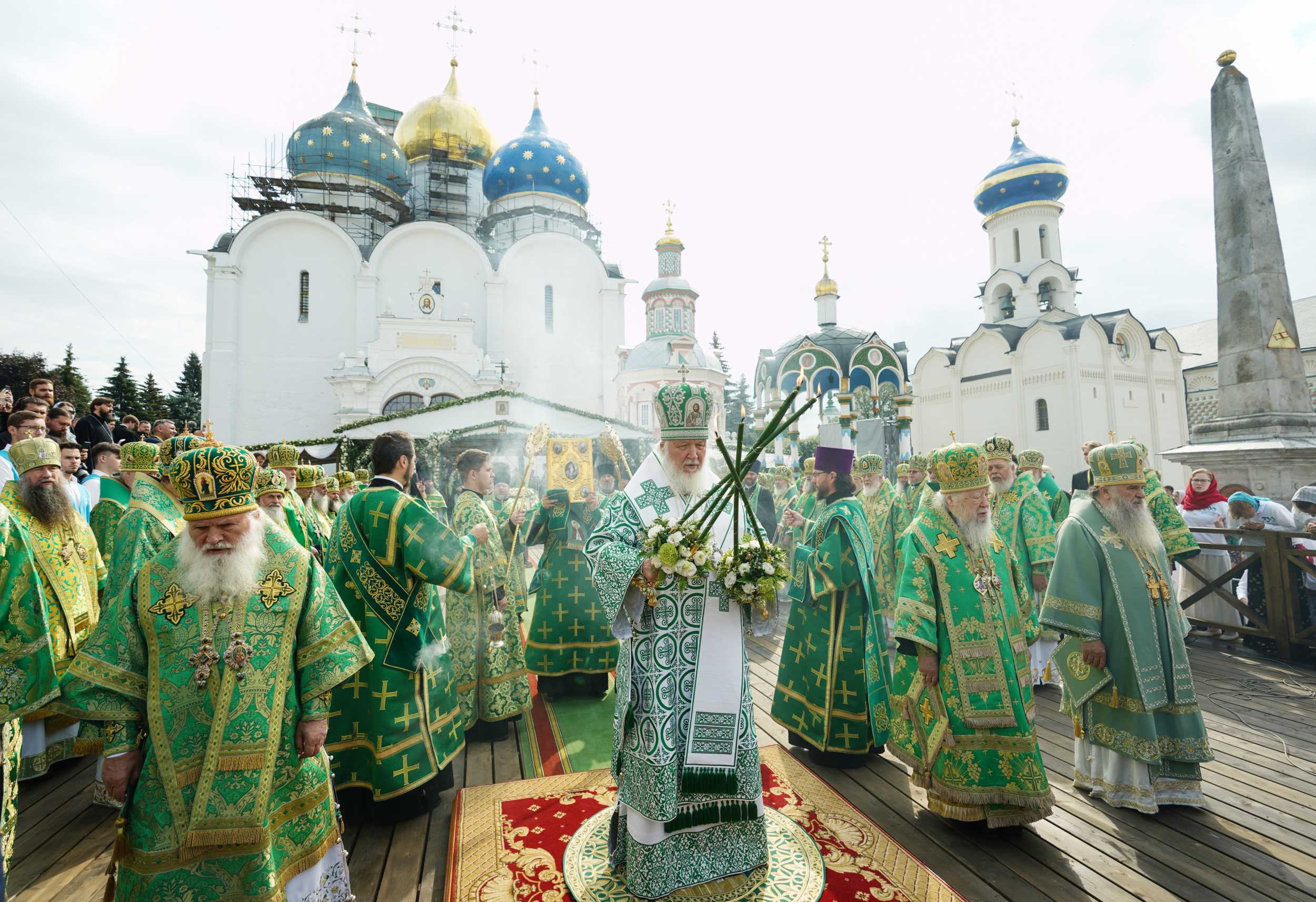 Иконы в церкви фото