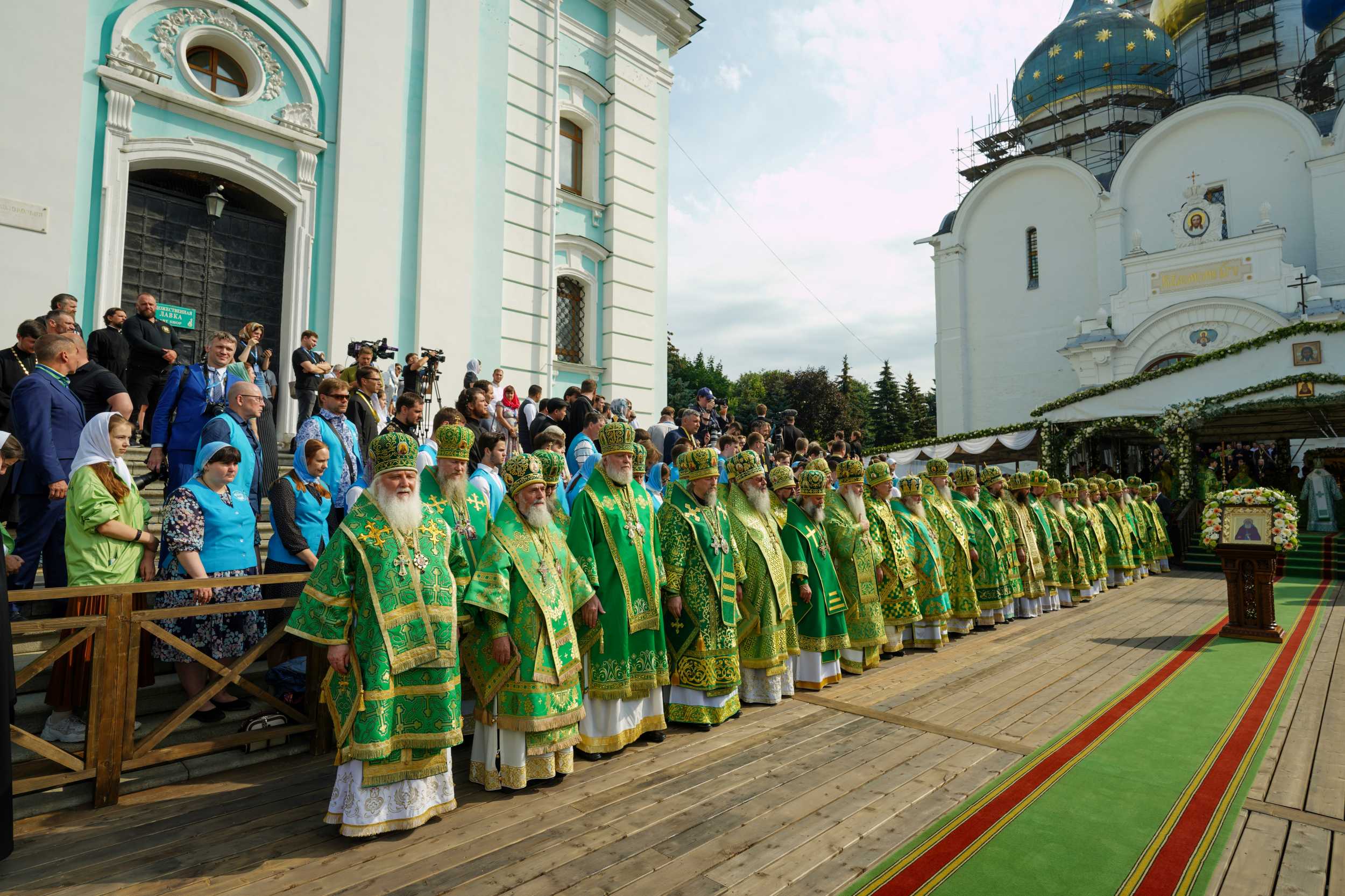 Батюшка в церкви фото