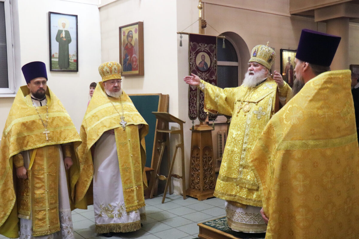 Елоховский собор мощи святителя алексия митрополита московского. Литургия патриарха кирилла 2022. Чтение евангелия на литургии. Должность архиепископа в киеве. Заалтарная часть божественная литургия казанский собор престол.